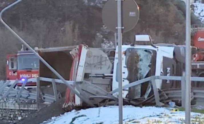 Camion si rovescia alla rotonda di Sarre, illeso l’autista del mezzo