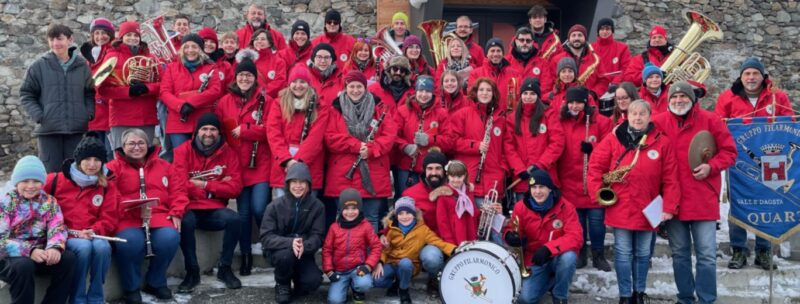 I musici della Banda musicale di Quart alla “sveglia ” nella mattinata di domenica scorsa, 24 dicembre, in occasione di Santa Cecilia