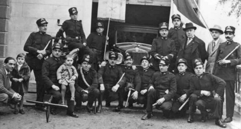 I volontari del distaccamento dei Vigili del Fuoco di Hône-Bard con, da sinistra, Enzo Bordet, Valerio Bordet, Cristian Giannese, la madrina Giusi Petrelli, il capo distaccamento Carlo Stevenin, Edy Colliard, Ezio Bordet, Luigi Rosso, Alessandro Ledda, Aksinia Savin, Sergio Colliard, Tiziana Danna, Silvio Colliard e Andrea Colliard. A destra una bella foto d’epoca