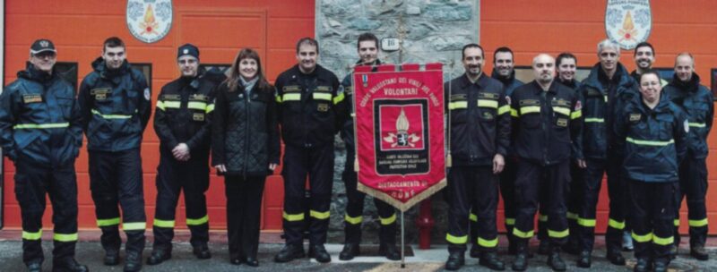 I volontari del distaccamento dei Vigili del Fuoco di Hône-Bard con, da sinistra, Enzo Bordet, Valerio Bordet, Cristian Giannese, la madrina Giusi Petrelli, il capo distaccamento Carlo Stevenin, Edy Colliard, Ezio Bordet, Luigi Rosso, Alessandro Ledda, Aksinia Savin, Sergio Colliard, Tiziana Danna, Silvio Colliard e Andrea Colliard. A destra una bella foto d’epoca