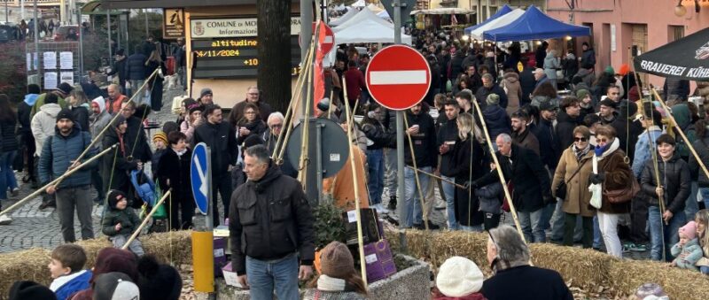 Il paese di Montalto gremito di persone in occasione della Sagra del Cavolo Verza