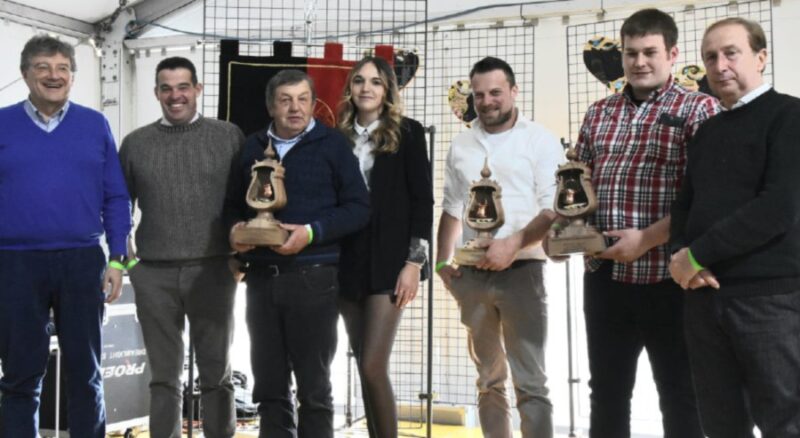 La premiazione dei proprietari delle regine regionali: da sinistra il presidente della Regione Renzo Testolin, Italo Arlian, Ymak Frassy, Lorenzo Rosset e il presidente dell’Association Amis des Batailles de Reines Roberto Bonin. A destra i riconoscimenti per le bovine più produttive con, da sinistra, Aurelio Marguerettaz, Dino Planaz, Sandro Ronco con la nipote Anaïs Ronco, Nicholas Bich, Alessandro Marquis e il direttore dell’Arev Edi Henriet