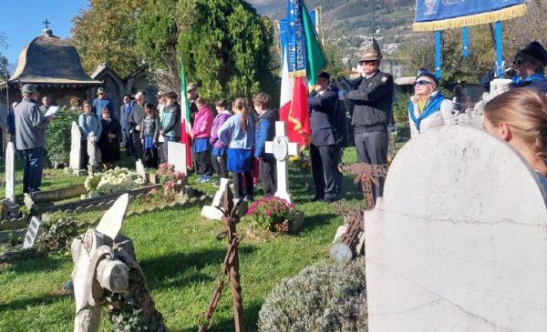Onori di alpini e alunni ai soldati che riposano nel Cimitero di Sant’Orso