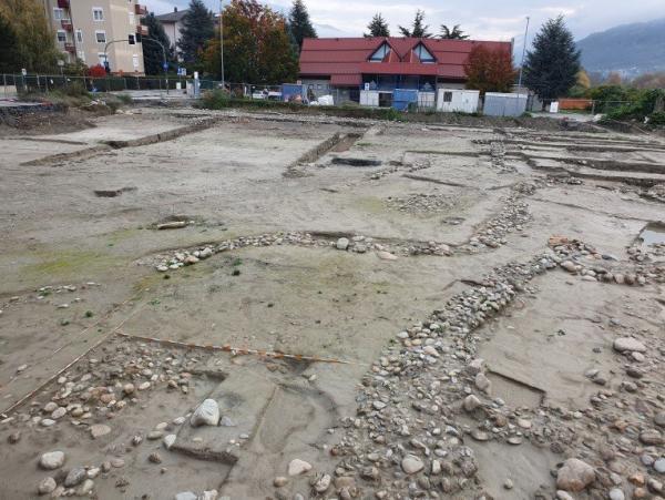 I resti di una fattoria di epoca romana cambiano il progetto delle autorimesse