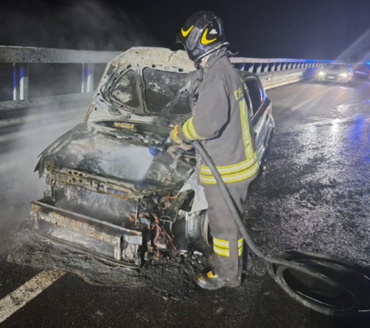 Gignod, auto divorata dalle fiamme. Rogo domato dai Vigili del Fuoco