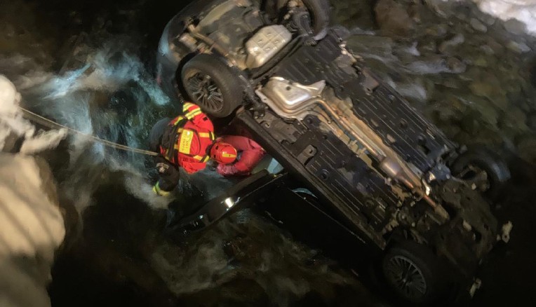 AUTOMOBILE PRECIPITA NEL TORRENTE RUTOR A LA THUILE, SALVE LE PERSONE A BORDO