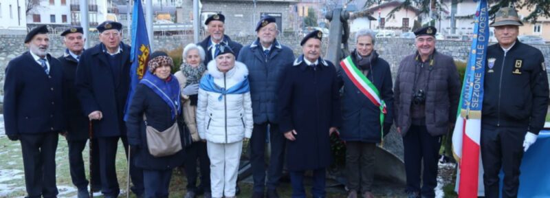 La cerimonia di donazione del Monumento ai Caduti del Mare alla Città di Aosta con da sinistra il presidente dell’Associazione Genio Ferrovieri Vittorio Udali, Angelo Pozza, Armando Mormile, Anita Abbiamo, Elisabetta Marieni, Sergio Charbonnier, la vice presidente del Nastro Azzurro Teresa Guglielmino, Egidio Garzotto, il presidente della Sezione valdostana dell’Associazione dei Marinai d’Italia Alessio Sannolo, il sindaco di Aosta Gianni Nuti, Luigi Lanzo e il presidente dell’Unione Nazionale Ufficiali in Congedo Valle d’Aosta Massimo Ferrero
