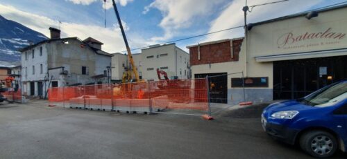 Escavatori al lavoro in piazza Arco d’Augusto per il contestato rifacimento di Maison Nouchy