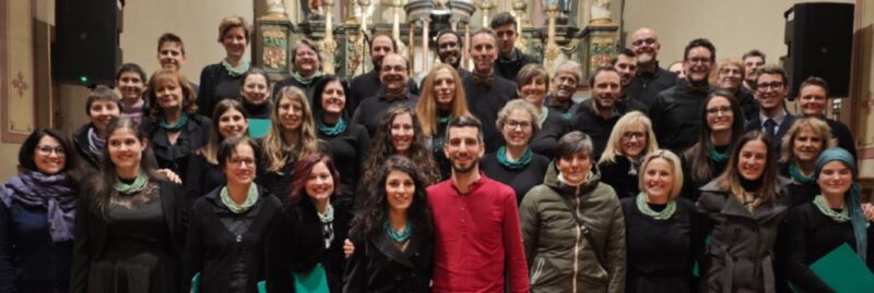 Il coro ChantEnvers con i coristi attuali e degli anni scorsi con, in prima fila, la direttrice Veronica Pederzolli e il primo direttore e fondatore Fabrizio Engaz. A destra il coro Petit ChantEnvers