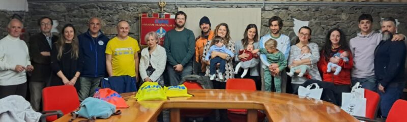 Gli amministratori con i nuovi nati che hanno ricevuto le puette e con André Priod, l’unico diciottenne presente alla cerimonia