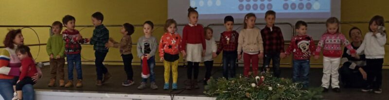 Bambini della scuola d’infanzia di Donnas Capoluogo e Vert hanno allietato il pomeriggio con canti natalizi