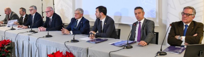 Nel pomeriggio di ieri, venerdì 20, la conferenza stampa di fine anno con da sinistra gli assessori Carlo Marzi, Jean-Pierre Guichardaz, Luigi Bertschy, il presidente Renzo Testolin, Luciano Caveri, Marco Carrel, Davide Sapinet e Giulio Grosjacques