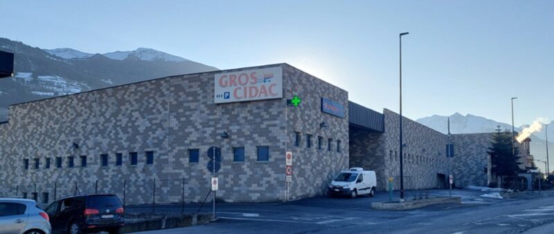 Due immagini d’antan della Cidac negli anni Ottanta con le auto ancora parcheggiate davanti all’ingresso del supermercato e le corsie proprio nel periodo di Natale. Sopra, la Cidac oggi, in via Paravera