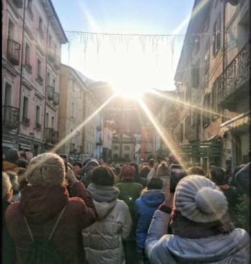 Oltre duecento persone in via Croce di Città per il solstizio d’inverno