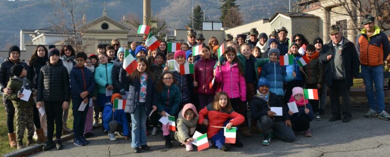 Dai bambini i disegni per gli alpini