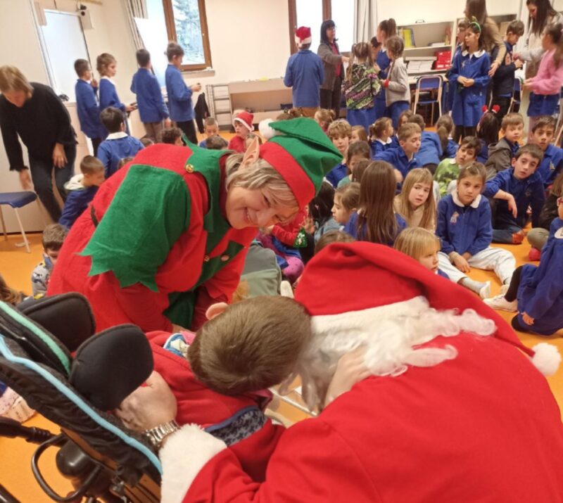 Babbo Natale e l’Elfa Anto dagli alunni di Gignod