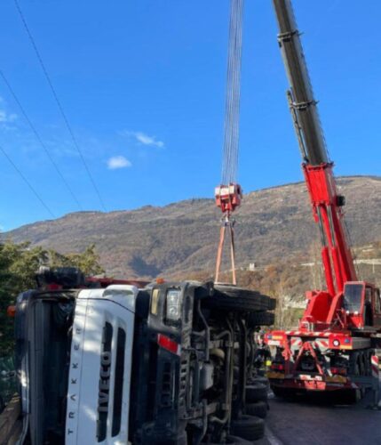 Camion si rovescia su un fianco. Rimosso con l’autogru dei pompieri