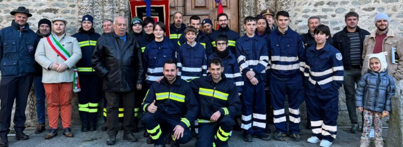 Foto di gruppo davanti alla chiesa parrocchiale domenica scorsa per i Vigili del Fuoco insieme agli amministratori