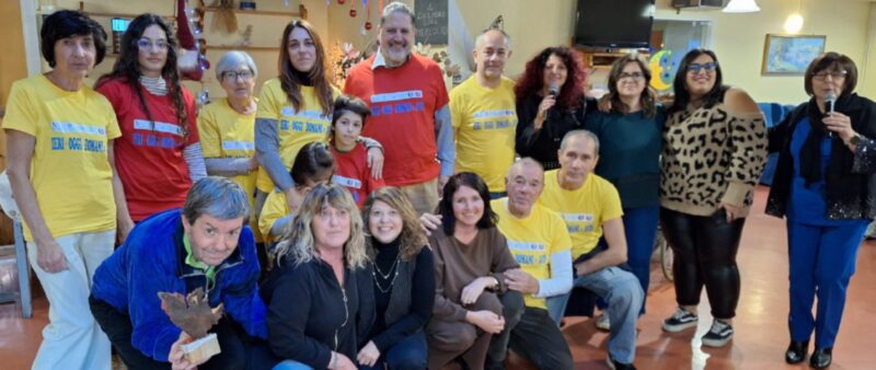 In piedi, da sinistra: la consigliera dell’Avis Annalisa Marguerettaz, le volontarie Amelie Odin e Carmela Di Bari, la segretaria dell’Avis di Aosta Veronica Bandito, il presidente Daniele Scano, il vicepresidente dell’Avis di Châtillon Angelo Vancheri, la musicista Barbara Matteucci, in arte Lady Barbara, le animatrici Giorgiana Stoleriu e Simonetta Giovinazzo, e l’assessora comunale alle Politiche sociali Clotilde Forcellati. Accosciati: lo scultore Giorgio Diémoz, l’animatrice Ornella Dagnes, la coordinatrice della Cooperativa Leone Rosso Ivana Iannò, l’animatrice Aurelia Anton, il vicepresidente vicario dell’Avis di Aosta Aldo Meinardi e il consigliere Umberto Mattone.