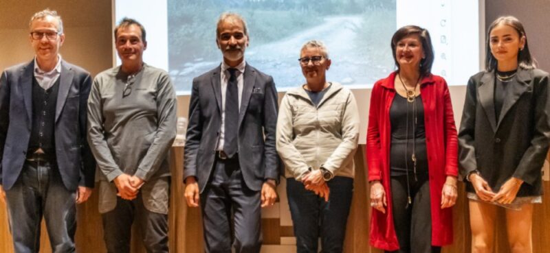 Hanno partecipato a The First Thursday, da sinistra, il consigliere regionale Corrado Jordan, il gestore del Rifugio Sella Jean Mappelli, l’amministratore delegato del Gruppo Alpissima Stefano Cavaliere, la presidente di VDA Trailers Alessandra Nicoletti, la docente all’Università della Valle d’Aosta Anna Maria Pioletti e la neolaureata Sylvie Truc