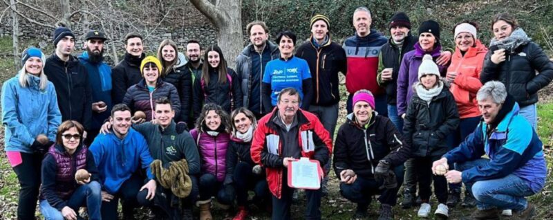 I partecipanti al gioco tradizionale che si è svolto come di consueto nella giornata del 26 dicembre, a Lillianes. A destra una spettacolare fase della competizione di giovedì scorso