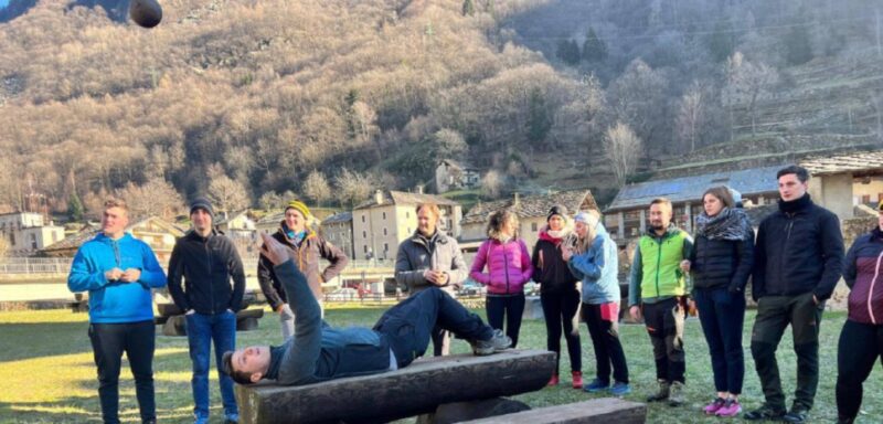 I partecipanti al gioco tradizionale che si è svolto come di consueto nella giornata del 26 dicembre, a Lillianes. A destra una spettacolare fase della competizione di giovedì scorso