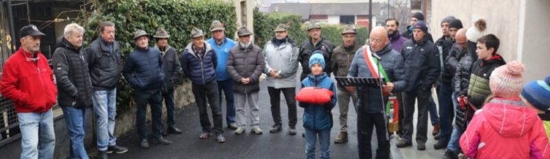 Il sindaco Angelo Filippini pronuncia il discorso di inaugurazione del forno di località Chênière a Pollein