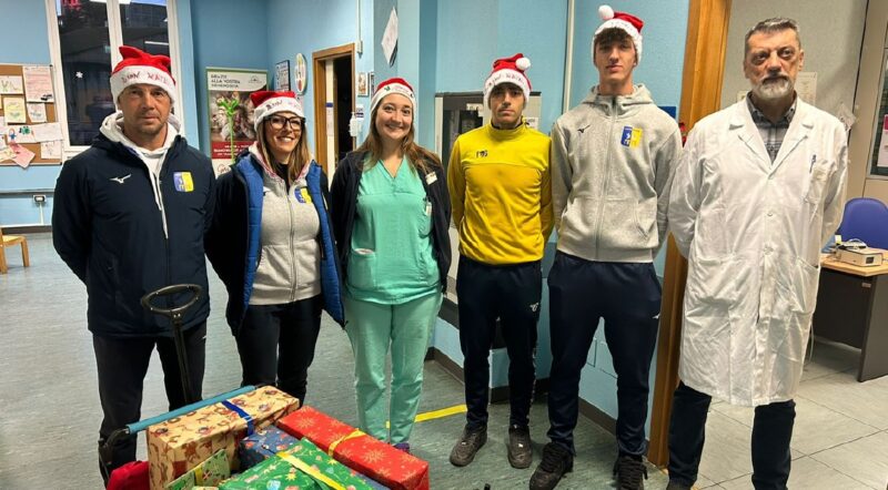L’Asd Charvensod ha portato i regali di Natale ai bambini ricoverati al Beauregard