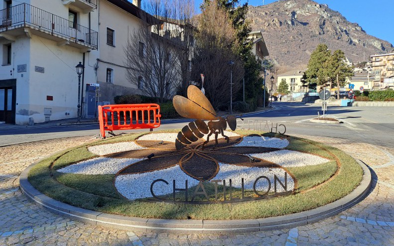 A Châtillon il nuovo arredo urbano fa discutere il Consiglio comunale