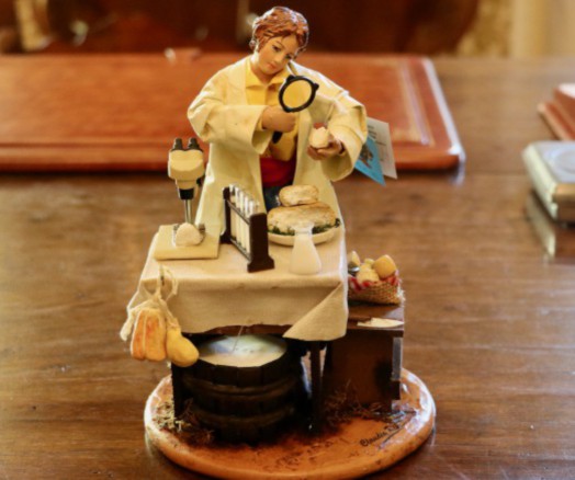 Consegnata al Vescovo la statuina del presepe 2024 che rappresenta un’artigiana casearia