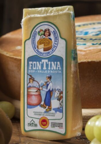Un nuovo abito d’artista per la Fontina. Le etichette create da Chicco Margaroli