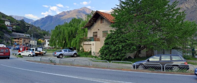 L’edificio in stato di abbandono che sarà abbattuto nell’ambito dei lavori che sono stati consegnati ieri, venerdì