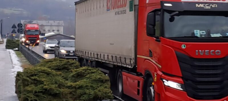 La lunga coda di veicoli che si era formata lungo la Statale 26 nel tratto di Nus a causa dell’autostrada chiusa
