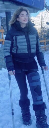 Alba Parietti travolta sulle piste da sci: frattura a un ginocchio