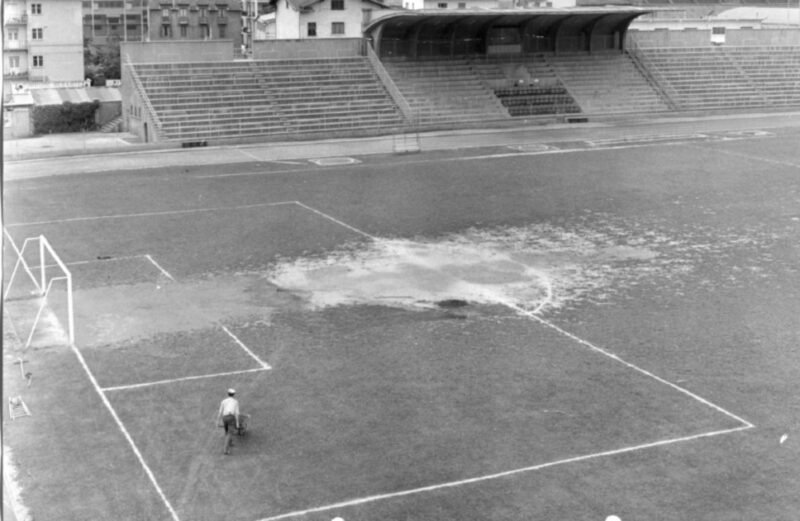 Michel Platini con i pulcini dell’Aosta prima dell’amichevole tra Aosta e Juventus nel dicembre 1985. A destra lo Stadio Puchoz in una foto d’antan e, sotto, l’ingresso in via Mazzini