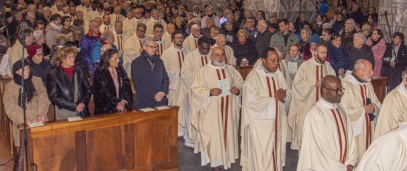 Alcune immagini dell’apertura del Giubileo ad Aosta. Il crocifisso è l'originale del 1449 che era stato posto all'Arco d'Augusto dopo la grande alluvione di quell'anno. Nel 1980 è stato tolto, restaurato e sistemato nel museo della Cattedrale Al suo posto da allora vi è una copia (foto Augusto Martinet)
