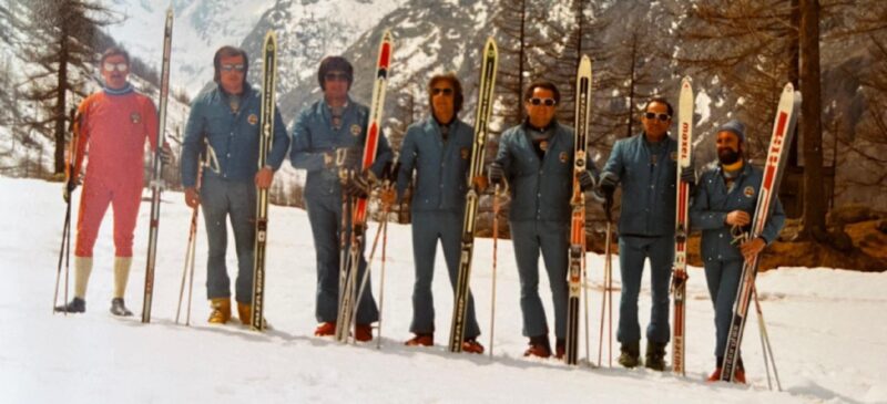In una fotografia del 1976, da sinistra il primo maestro di sci nordico Giuseppe Jeantet, poi i maestri di discesa Carlo Truc, Alberto Enrietti, Carlo “Gipsy” Jeantet, Arturo Allera, Vincenzo “Cento” Perruchon e Ferdinando “Nando” Farcoz