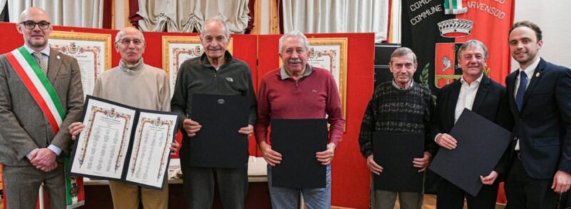 Da sinistra il sindaco Ronny Borbey con gli ex sindaci Giuseppe Borbey, Leo Bianquin, Dario Comé, Renato Antonioli, Ennio Subet e il presidente del Consiglio comunale Jordy Bollon. A destra la consegna delle carte di maturità civiche: i diciottenni sono, da sinistra, Sofia Allegri, Matteo Lo Tufo, Alexis Lucianaz, Emanuele Lucianaz, Simone Lumignon e Aimé Squinabol