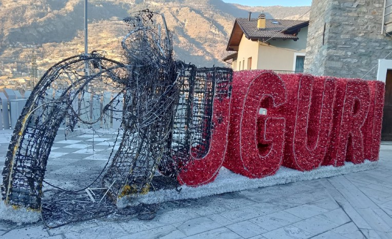 A Gressan incidente di Capodanno. Bruciata la scritta “Auguri” in piazza