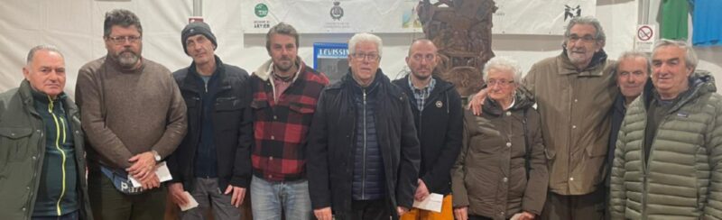 I vincitori della belote con da sinistra Raffaele Sarro, Christian Alleyson, Fabio Chiudinelli, Alexis Vallet, Roberto Pegoraro, Carmelo Scarfò, Jannine Charrère, Nereo Chiementin, Roberto Praz e Mauro Talarico.