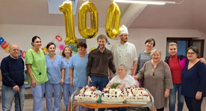 Compleanno straordinario alla microcomunità di Fénis. Marie Guyomard ha festeggiato il traguardo dei 100 anni