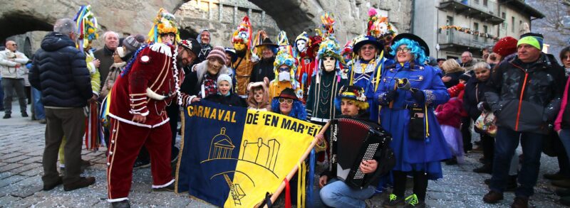 Il gruppo del Carnaval de En-Mar’ei domenica scorsa, 12 gennaio, alla sfilata dei Carnavals de Montagne ad Aosta