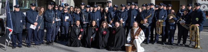 La Banda musicale di Pont-Saint- Martin con i priori che hanno organizzato la festa di domenica e il parroco di Pont-Saint-Martin don Claudio Perruchon.