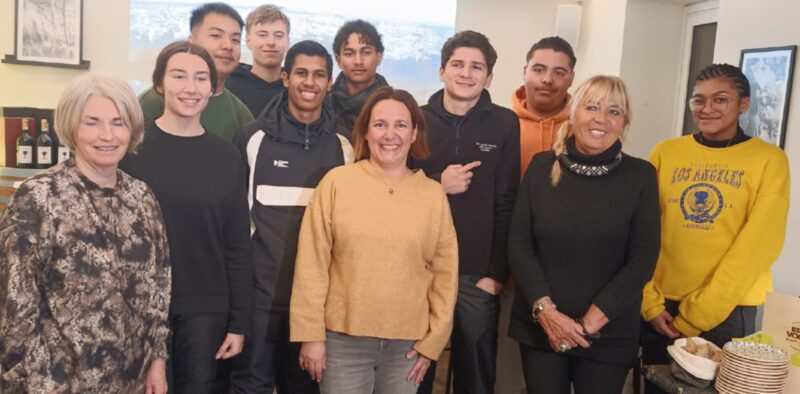 Da sinistra Valerie Faure, Clara Fracchia, Nathan Van-Sisoulack, Vincent Rousseau, Kyllian Hoarau, Come Piron, Cristelle Beyrat, Baptiste Boccone, Melvin Ciepura, Christine Valeton e Noélise Emmanuel