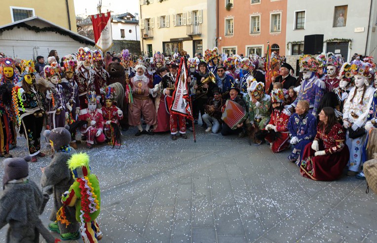 Carnavals de Montagne: spettacolare sfilata in centro domani, domenica 12