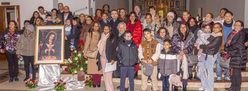 Foto di gruppo per la comunità dominicana che ha festeggiato la ricorrenza