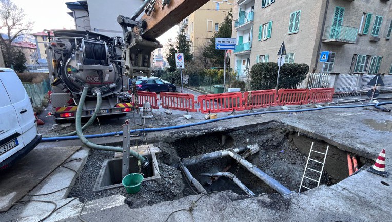 In via Monte Vodice ad Aosta è crollata la fognatura