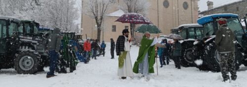 LA BENEDIZIONE DI SANT’ANTONIO SOTTO UN’ABBONDANTE NEVICATA A VERRAYES