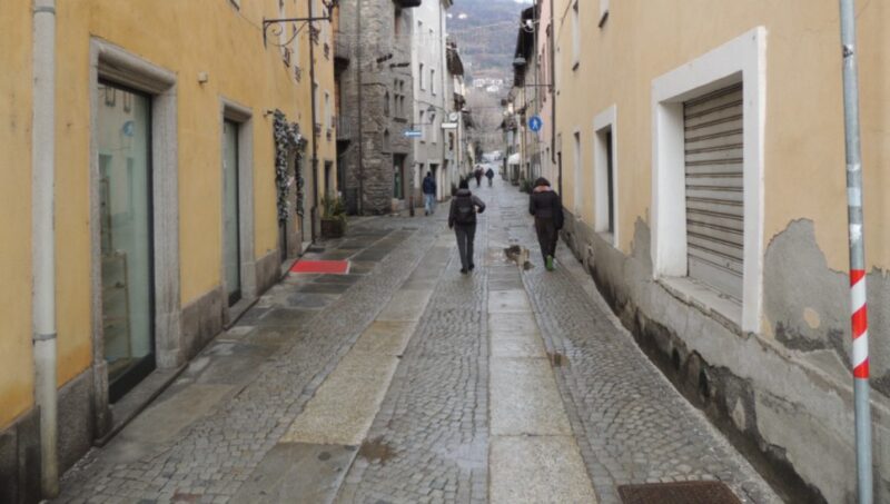 “Strage” di negozi in via Martinet. Zona del centro storico dimenticata