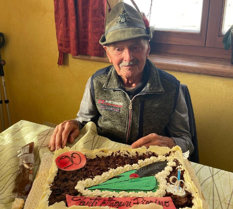 Gli Alpini di Bionaz hanno festeggiato il decano del gruppo Pierino Barailler